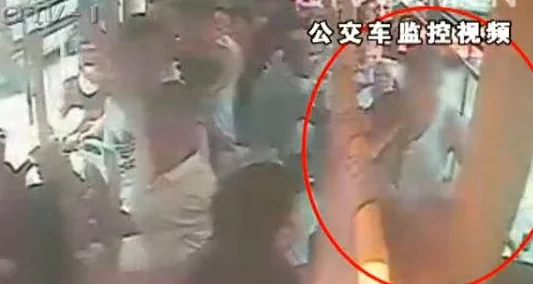 公交车强摁做开腿呻吟H男女，乘客目睹后纷纷报警引发社会关注与讨论