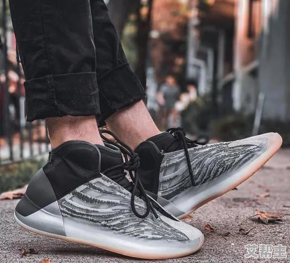 yeezy380水蜜桃＂：时尚潮流中的运动鞋设计，完美融合舒适与美观，广受 sneakerhead 的追捧与喜爱