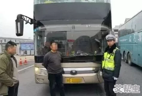 公交车上激情：乘客突发争执，竟引发全车人群围观，场面一度失控！