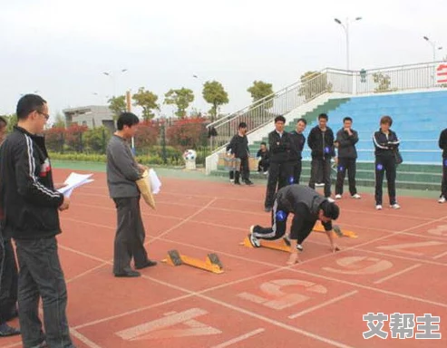 体育老师在单杠下抄了一节课，学生们纷纷表示这种教学方式新颖有趣，激发了他们的学习兴趣