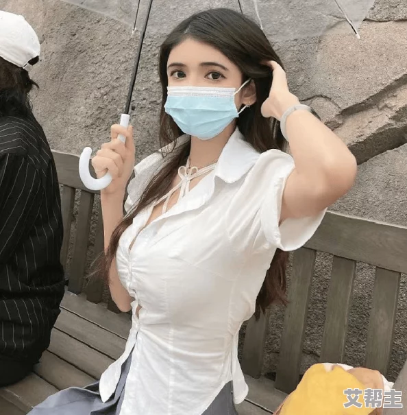 不穿衣服的美女网站引发热议网友纷纷讨论其内容与影响力平台管理措施备受关注